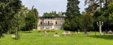 Bled, Slovenya - 27 Ağustos 2024: Slovenya 'nın Gorenjska bölgesindeki güzel Bled kentinde park ve villa