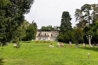 Bled, Slovenya - 27 Ağustos 2024: Slovenya 'nın Gorenjska bölgesindeki güzel Bled kentinde park ve villa
