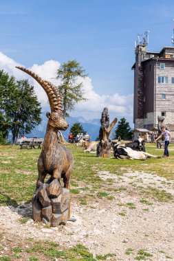 Vogel, Slovenya - 28 Ağustos 2024: Slovenya 'daki Triglav Ulusal Parkı' ndaki Bohinj yakınlarındaki Vogel kayak merkezinde güneşte dinlenen turistler