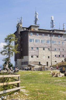 Vogel, Slovenya - 28 Ağustos 2024: Slovenya 'daki Triglav Ulusal Parkı' ndaki Vogel kayak merkezinin dağ teleferiği istasyonu ve restoranı