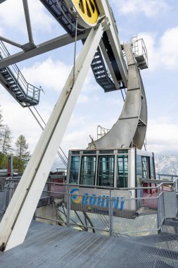 Vogel, Slovenya - 28 Ağustos 2024: Slovenya 'daki Triglav Ulusal Parkı' ndaki Vogel kayak merkezinde Bohinj 'in arasında geçiş yapan kablo araçlar