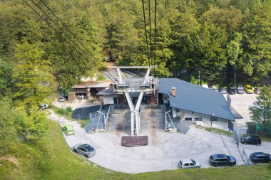 Vogel, Slovenya - 28 Ağustos 2024: Slovenya 'daki Triglav Ulusal Parkı' ndaki Vogel kayak merkezinin zemin istasyonu teleferikleri