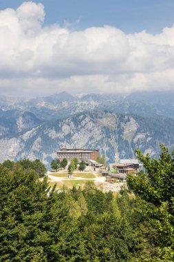Slovenya 'nın Triglav Ulusal Parkı' ndaki Bohinj yakınlarındaki Vogel Dağı 'nın tepesindeki Vogel kayak merkezinin manzarası
