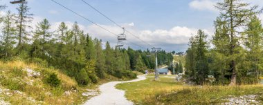 Slovenya 'nın Triglav Ulusal Parkı' ndaki Bohinj yakınlarındaki Vogel kayak merkezinden kayak asansörü geçiyor.