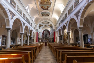 Izola - Slovenya - 230 Ağustos 2024: Slovenya 'daki Adriyatik denizi boyunca Istrian yarımadasındaki Izola' daki Saint Maurus kilisesinin iç mimarisi