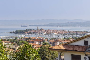 Slovenya 'daki Adriyatik denizi boyunca Istrian yarımadasında Izola' nın panoramik manzarası