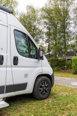 Kamp alanında park etmiş bir kampçı var. Arka planda Wirh Buding ve Caravn var..