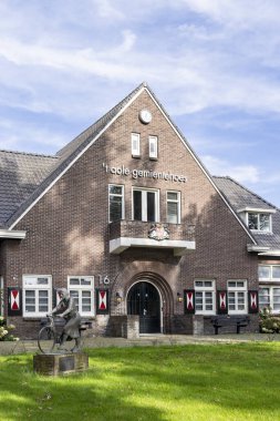 Westerbork, Hollanda - 6 Ekim 2024: Drenthe Hollanda 'daki Westerbork eski belediye binası ile Townscape