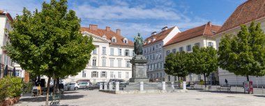 Graz, Avusturya - 6 Eylül 2024: Graz 'da Özgürlük Meydanı (Freiheitsplatz) ve Avusturya' nın Stiermarken bölgesinde Franz I 'in heykeli