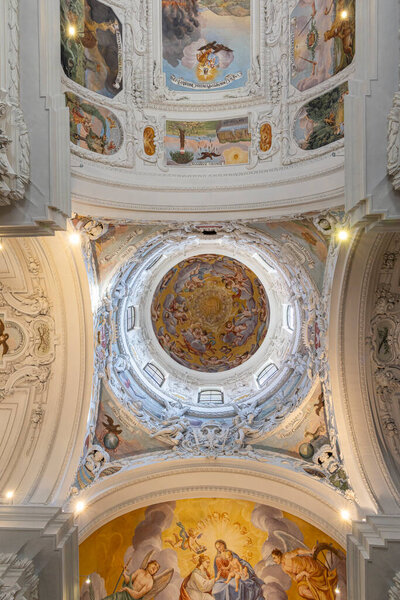 Грац, Австрия - 6 сентября 2024 года: Интерьер мавзолея императора Фердинанда II также называют короной города в Граце в районе Штирмаркен в Австрии