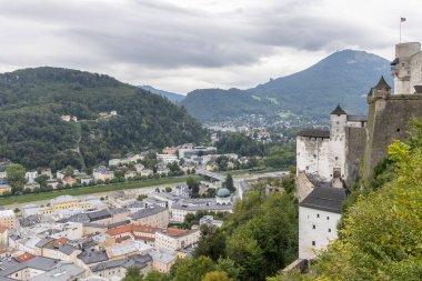 Avusturya 'nın tarihi Salzburg kentindeki Hohensalzburg kalesinden manzara