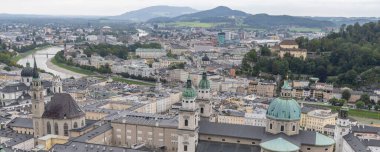 Avusturya 'nın tarihi Salzburg kentindeki Hohensalzburg kalesinden manzara