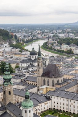 Avusturya 'nın tarihi Salzburg kentindeki Hohensalzburg kalesinden manzara