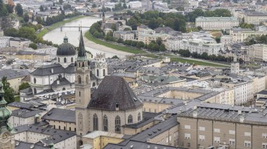 Avusturya 'nın tarihi Salzburg kentindeki Hohensalzburg kalesinden manzara