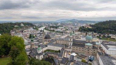 Avusturya 'nın tarihi Salzburg kentindeki Hohensalzburg kalesinden manzara