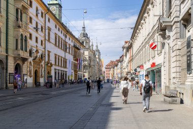 Graz, Avusturya - 6 Eylül 2024: Avusturya 'nın Stiermarken bölgesindeki Graz' da dükkanları ve eski binaları olan tarihi merkezin manzarası