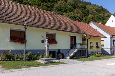 Slovenya 'daki Kozjanski bölge parkındaki Podsreda köyünün manzarası