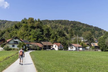 Slovenya 'daki Kozjanski bölge parkındaki Podsreda köyünün manzarası