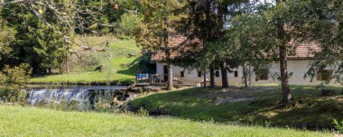 Slovenya 'nın Podsrada Kozjanski bölgesindeki geleneksel Levstik su değirmeninin panoramik manzarası