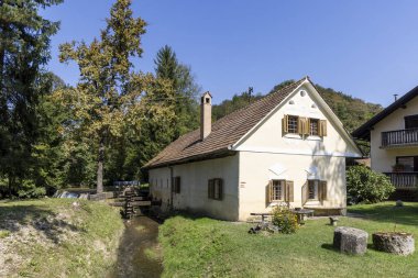 Slovenya 'nın Podsrada Kozjanski bölgesindeki geleneksel Levstik su değirmeni