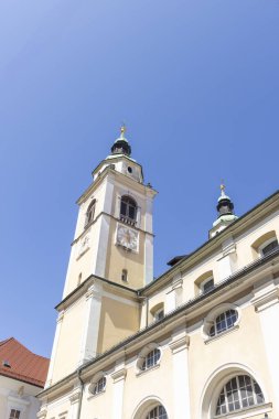 Ljubljana 'daki Saint Nicolas Katedrali. Slovenya' nın başkenti mavi gökyüzünün önünde.