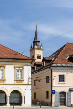 Slovenya 'nın Dolenjska bölgesinde Krka nehri boyunca uzanan pitoresk köy Novo mesto kentinin manzarası