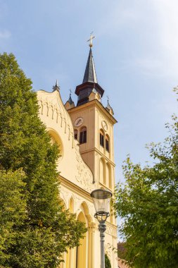 Slovenya 'nın Dolenjska bölgesindeki Krka nehri boyunca uzanan Novo mesto köyündeki St. Lenard Kilisesi ve manastırı
