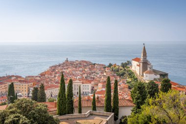 Slovenya 'daki Adriyatik denizi boyunca uzanan Piran İstriya yarımadasının duvarlarından Seniç manzarası