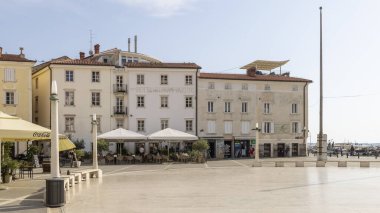 Piran, Slovenya - 29 Ağustos 2024: Slovenya 'daki Adriyatik denizi boyunca Istrian yarımadasındaki Piran' daki Trtinijev trg pazar meydanı