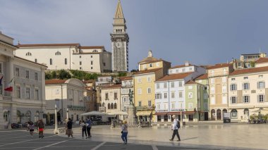Piran, Slovenya - 29 Ağustos 2024: Slovenya 'daki Adriyatik denizi boyunca uzanan Istrian yarımadasındaki Piran' daki Trtinijev trg ve Saint George katerali