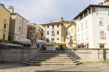 Piran, Slovenya - 29 Ağustos 2024: Piran 'daki en eski Trg1 Maja meydanı ve Slovenya' daki Adriyatik denizi boyunca uzanan Istrian yarımadasının girişinde antik heykeller