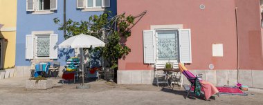 Piran, Slovenya - 29 Ağustos 2024: Slovenya 'daki Adriyatik denizi boyunca Istrian yarımadasında Piran' ın merkezinde güneşlenme