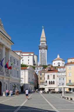 Piran, Slovenya - 29 Ağustos 2024: Slovenya 'daki Adriyatik denizi boyunca uzanan Istrian yarımadasındaki Duomo di San Giorgio manzaralı Piran şehri