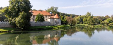 Slovenya 'nın Krka nehrindeki küçük bir adada Otocec Kalesi' nin panoramik manzarası