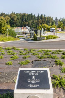 Rogaska Slatina, Slovenya - 3 Eylül 2024: Slovenya 'nın Rogaska kentindeki Trzaski Hrib üssünde Stolp Kristal kulesinin açılma işareti