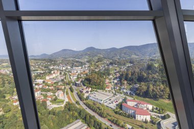 Rogaska Slatina, Slovenya - 3 Eylül 2024: Slovenya 'nın Rogaska kentindeki Trzaski Hrib üssündeki Stolp Kristal kulesinden manzara
