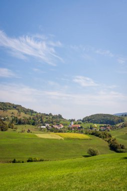 Slovenya 'da yaz mevsiminde Krsko ve Sava Nehri' nin Aşağı Carniola bölgesinde kayan manzara