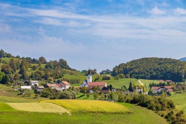 Slovenya 'da yaz mevsiminde Krsko ve Sava Nehri' nin Aşağı Carniola bölgesinde kayan manzara