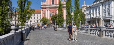 Ljubljana, Slovenya - 31 Ağustos 2024: Fransisken köprüsünün arka planda Fransisken kilisesi ile birlikte Ljubljana 'nın başkenti Slovenya' nın panoramik manzarası