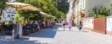 Ljubljana, Slovenya - 31 Ağustos 2024: Slovenya 'nın başkenti Ljubljana' da yaz teraslarının keyfini çıkaran insanlar