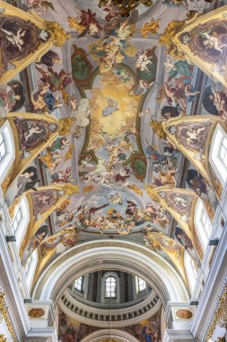 Ljubljana, Slovenya - 31 Ağustos 2024: Slovenya 'nın başkenti Ljubljana' daki Saint Nicolas katedralinin yüksek dekore edilmiş tavanı