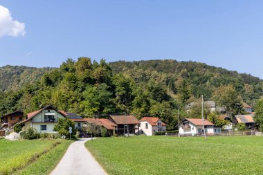 Slovenya 'daki Kozjanski bölge parkındaki Podsreda köyünün manzarası
