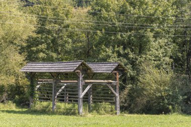 Slovenya 'daki Kozjanski bölgesel parkında geleneksel Sloven kuru saman rafı