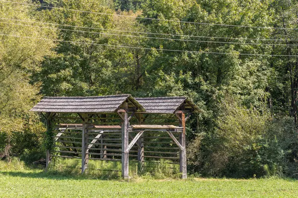 Slovenya 'daki Kozjanski bölgesel parkında geleneksel Sloven kuru saman rafı