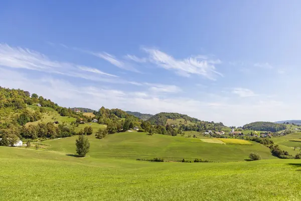 Slovenya 'da yaz mevsiminde Krsko ve Sava Nehri' nin Aşağı Carniola bölgesinde kayan manzara