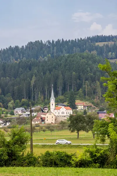 Slovenya 'daki Sloven Gradec ile Dravograd arasındaki Mislinja vadisinden geçen bisiklet rotası