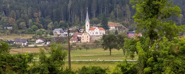 Slovenya 'daki Sloven Gradec ile Dravograd arasındaki Mislinja vadisinden geçen bisiklet rotası