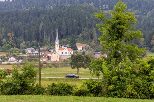 Slovenya 'daki Sloven Gradec ile Dravograd arasındaki Mislinja vadisinden geçen bisiklet rotası