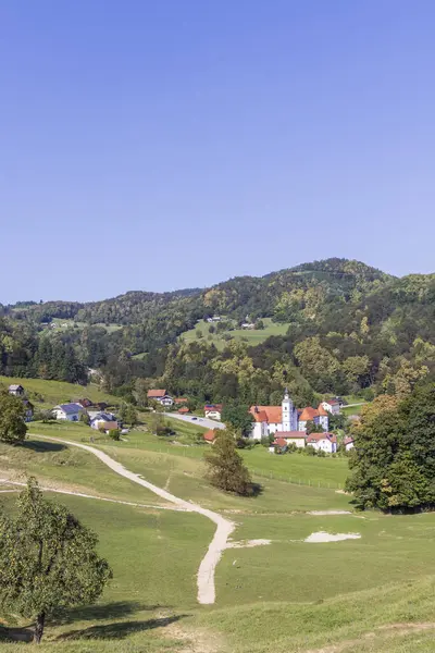 Slovenya 'nın Podcetrtek kentindeki güzel Olimje manastırının manzarası