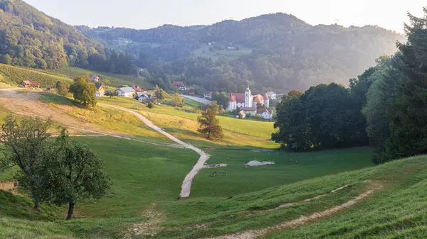 Slovenya 'nın Podcetrtek kentindeki güzel Olimje manastırının manzarası